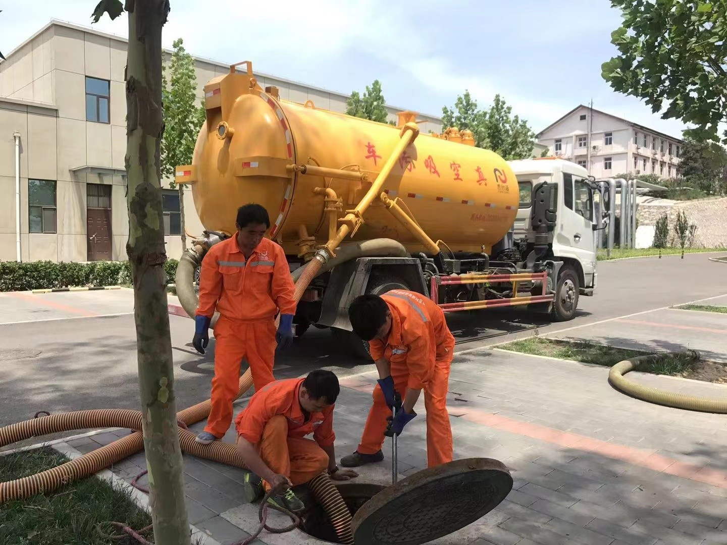 湖里管道疏通车停在窨井附近