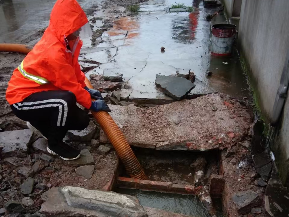 湖里专业清理污水池 炜誉市政以规范流程守护城市 “肠道”