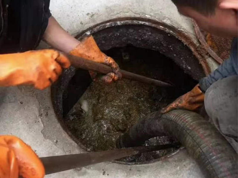 湖里清理化粪池时如何避免沼气的危害？